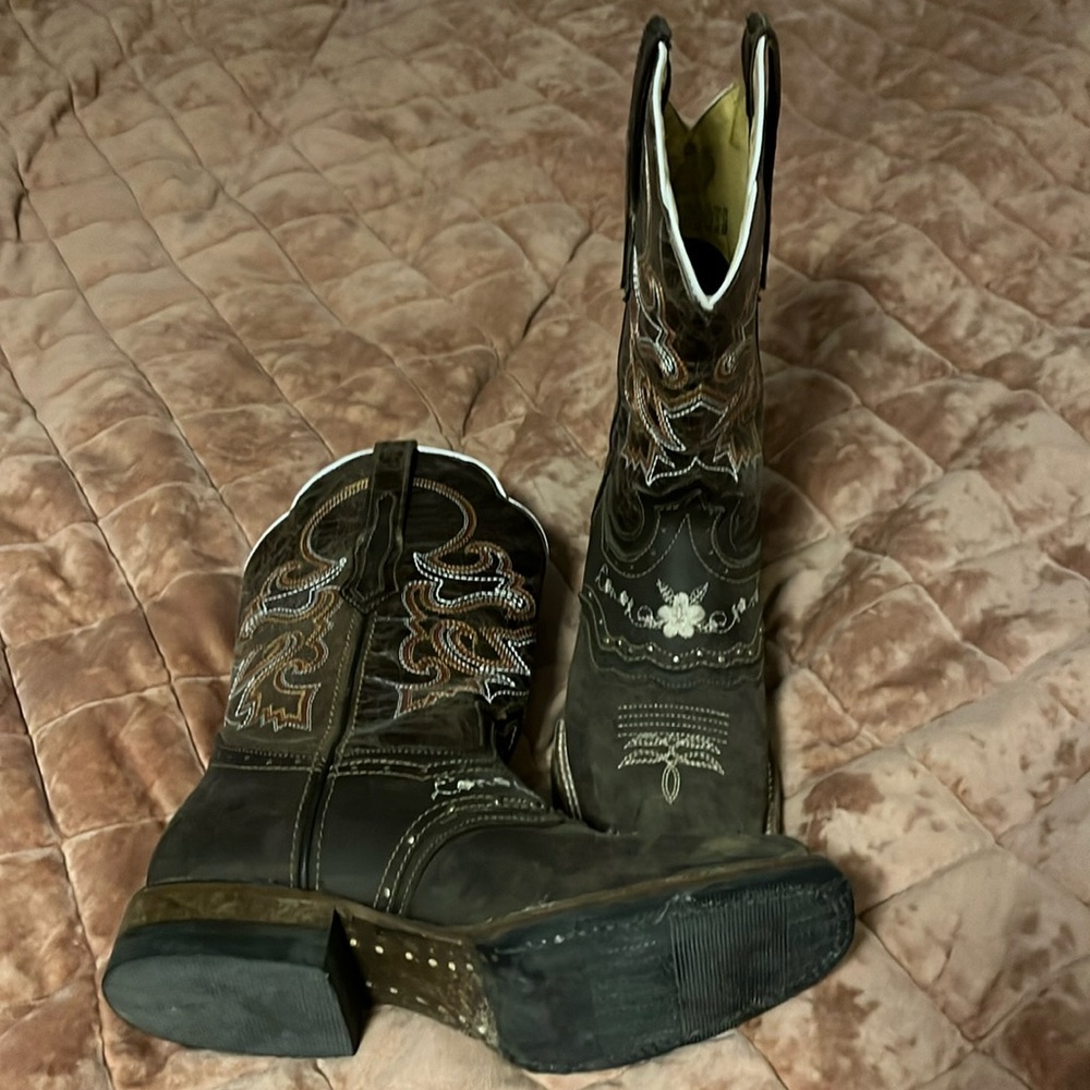 Cute flower cowboy boots for females.